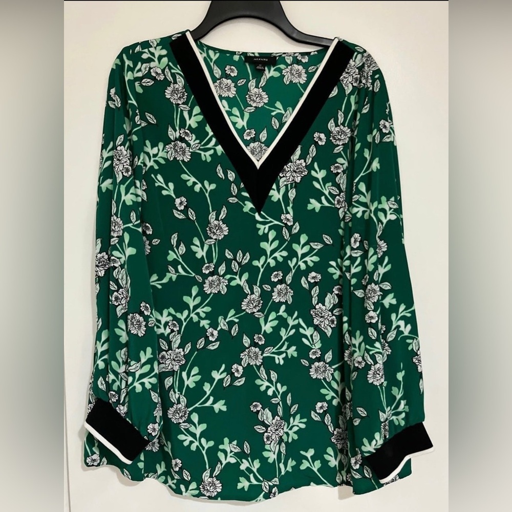 Like New Women’s Long Sleeve - V Neck Floral Green Women's Top